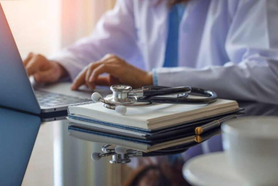 Médico conversando com paciente na clínica Atend Já